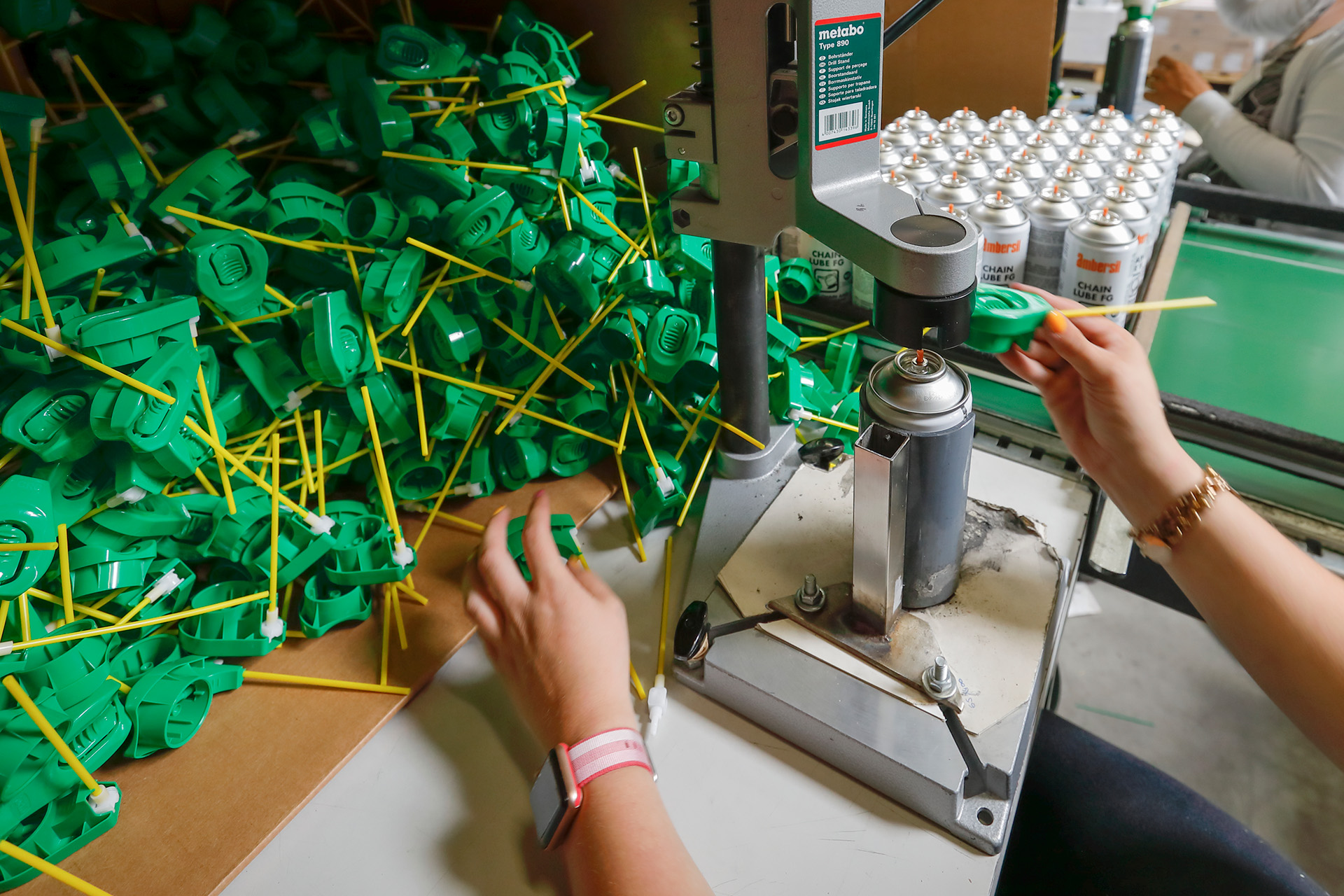 Monteren van doppen op flacons