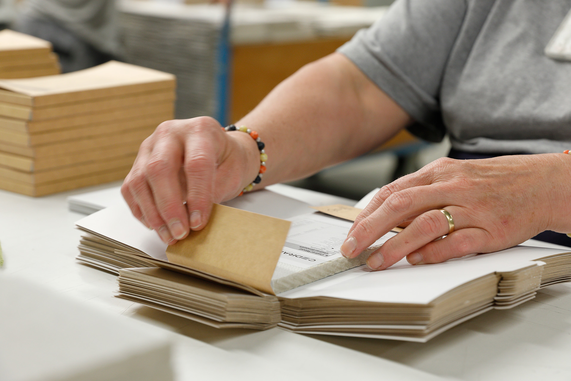 Plooien en samenstellen kartonnen mappen