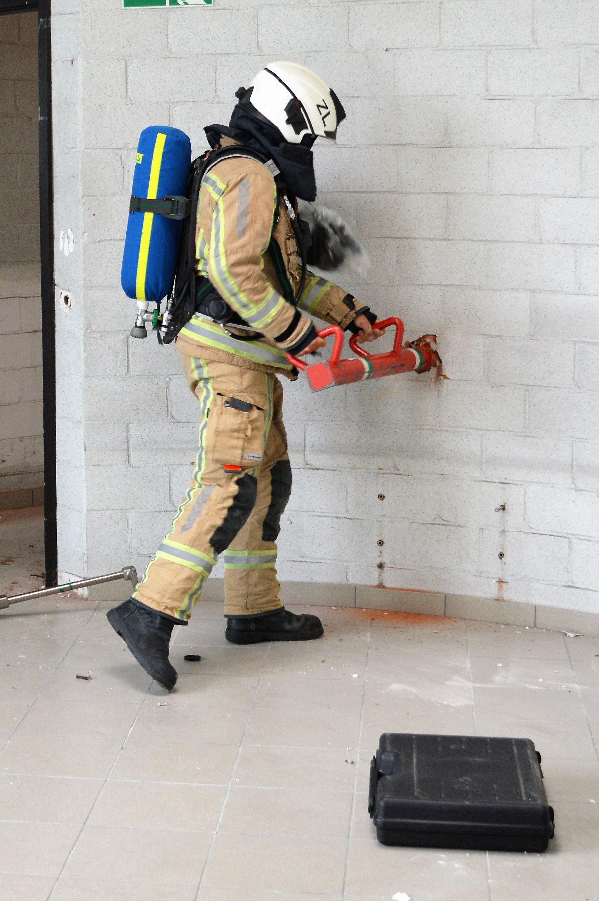 Brandweeroefening evacuatie inbeuken muur