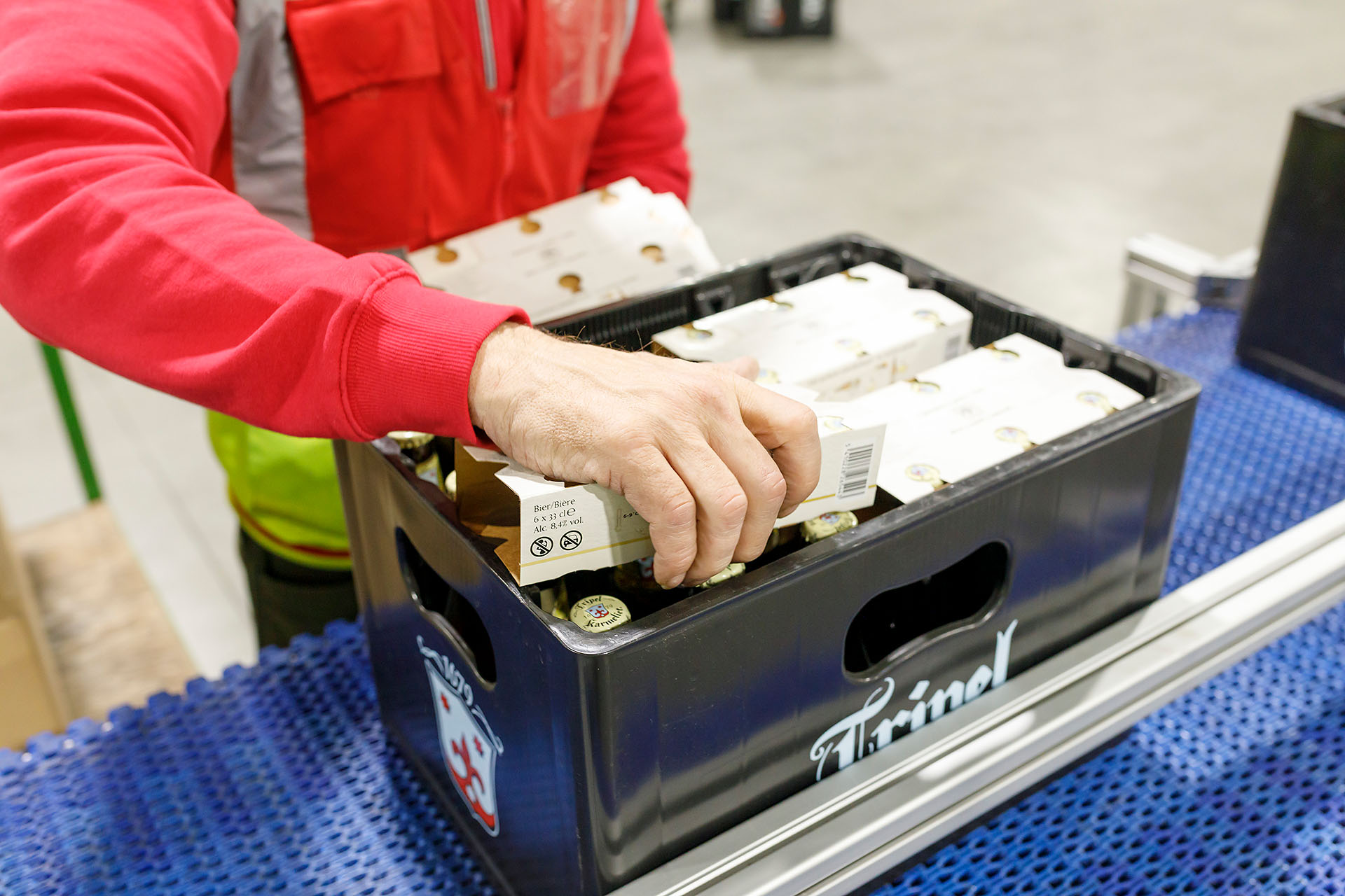 Aanbrengen clipkarton voor 4-pack of 6-pack bierflesjes